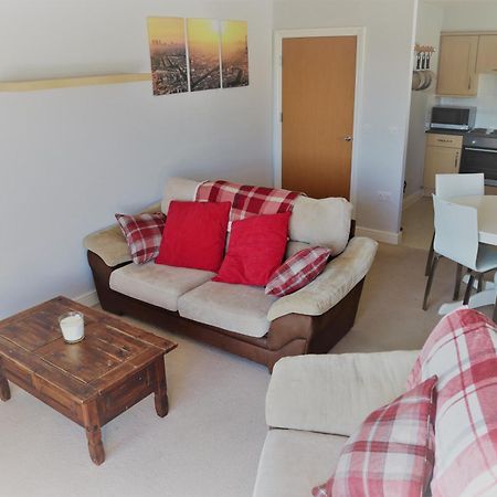 شقة 2Br Apt In Crawley W Parking - Near Gatwick المظهر الخارجي الصورة